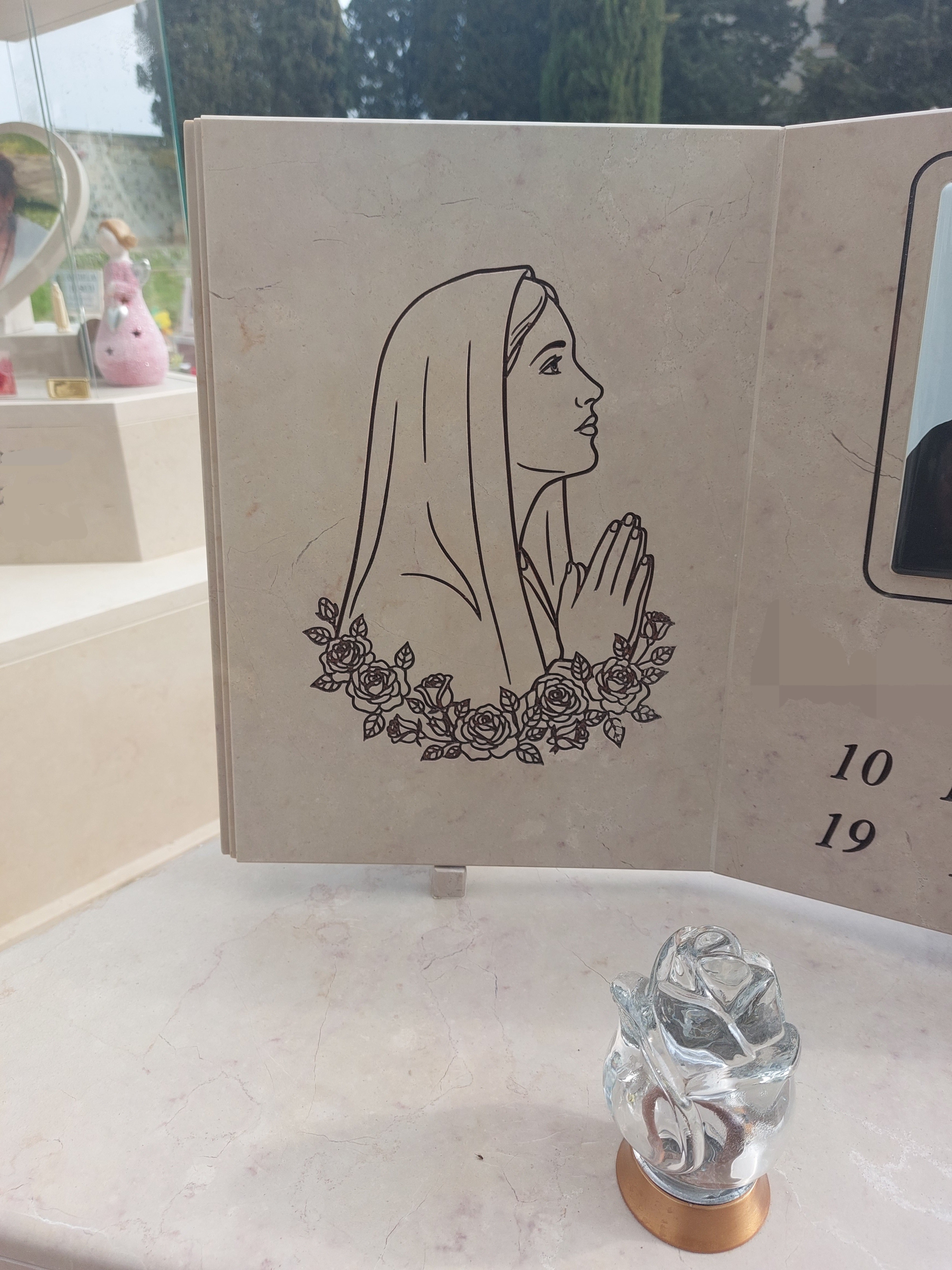 Incisione CNC su marmo raffigurante Madonna decorata, esempio di lavorazione artistica e arte sacra realizzata con utensili professionali per marmo