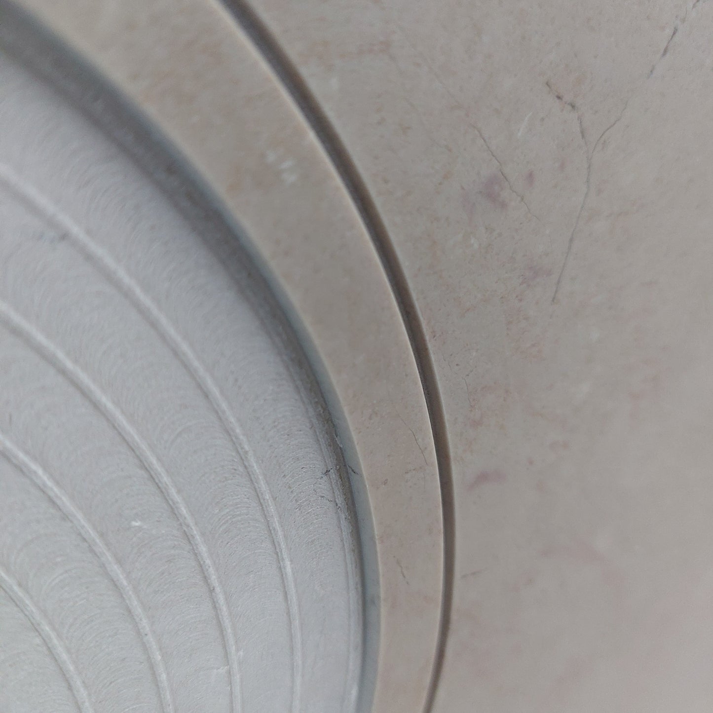 Incisione decorativa su marmo eseguito con utensile CNC