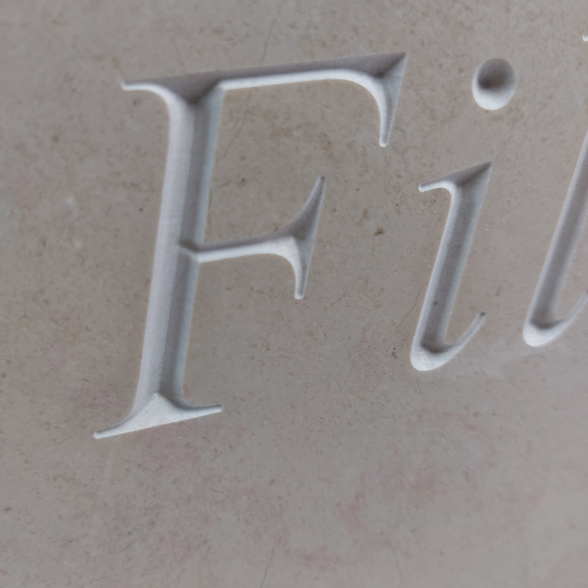 Intaglio di lettera su marmo realizzata con pantografo CNC