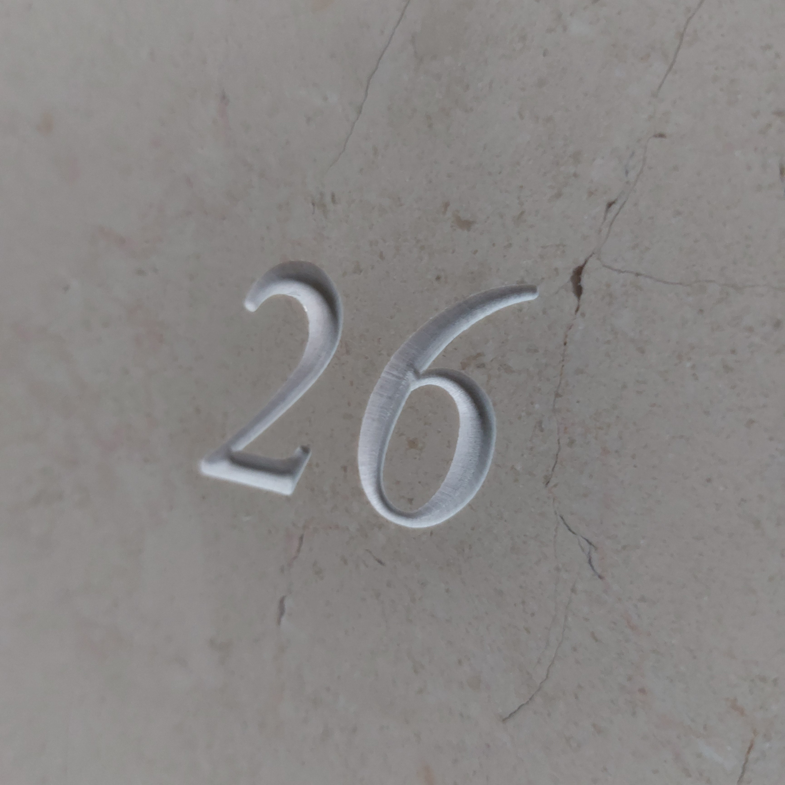 Numero inciso su marmo con lavorazione CNC