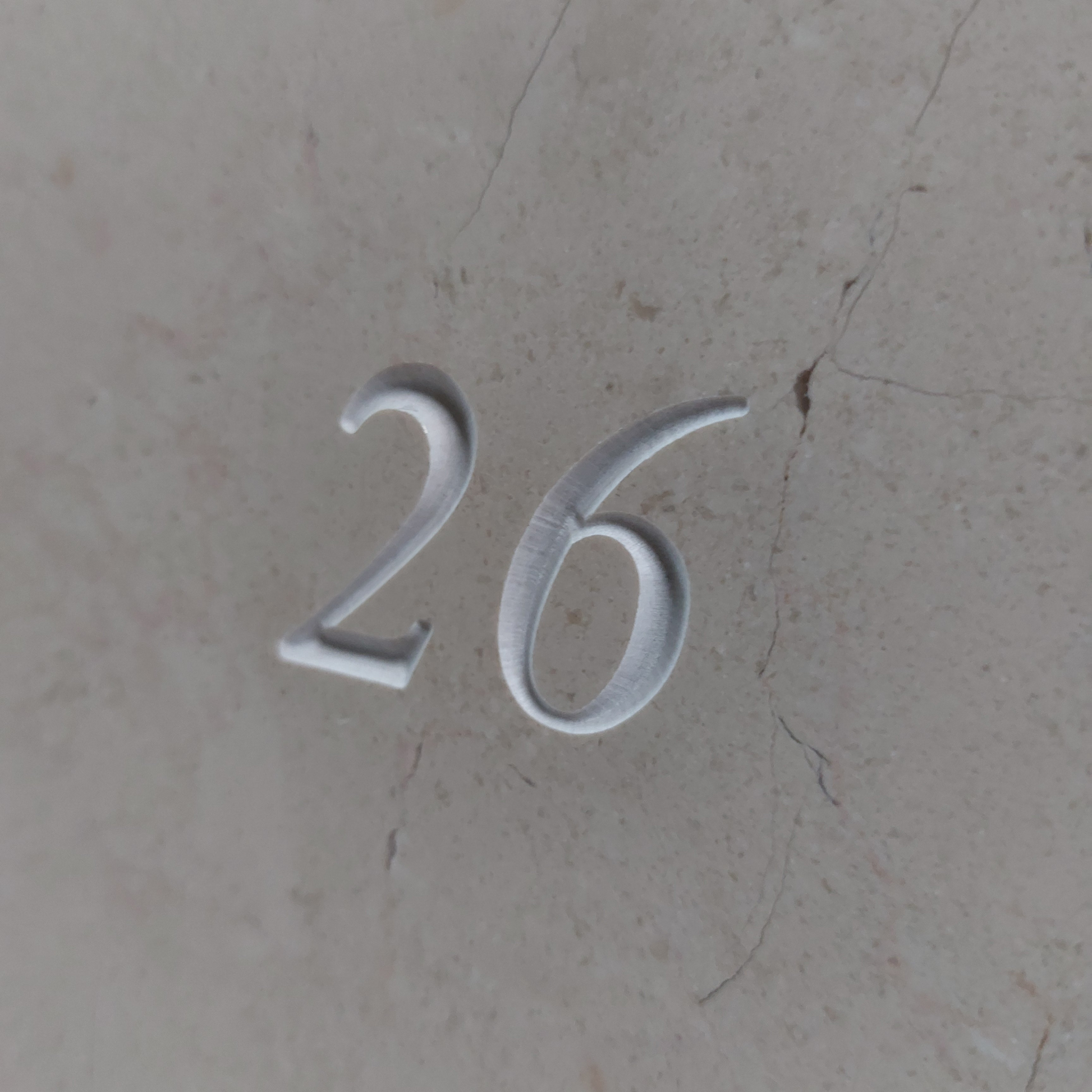 Numero inciso su marmo con lavorazione CNC